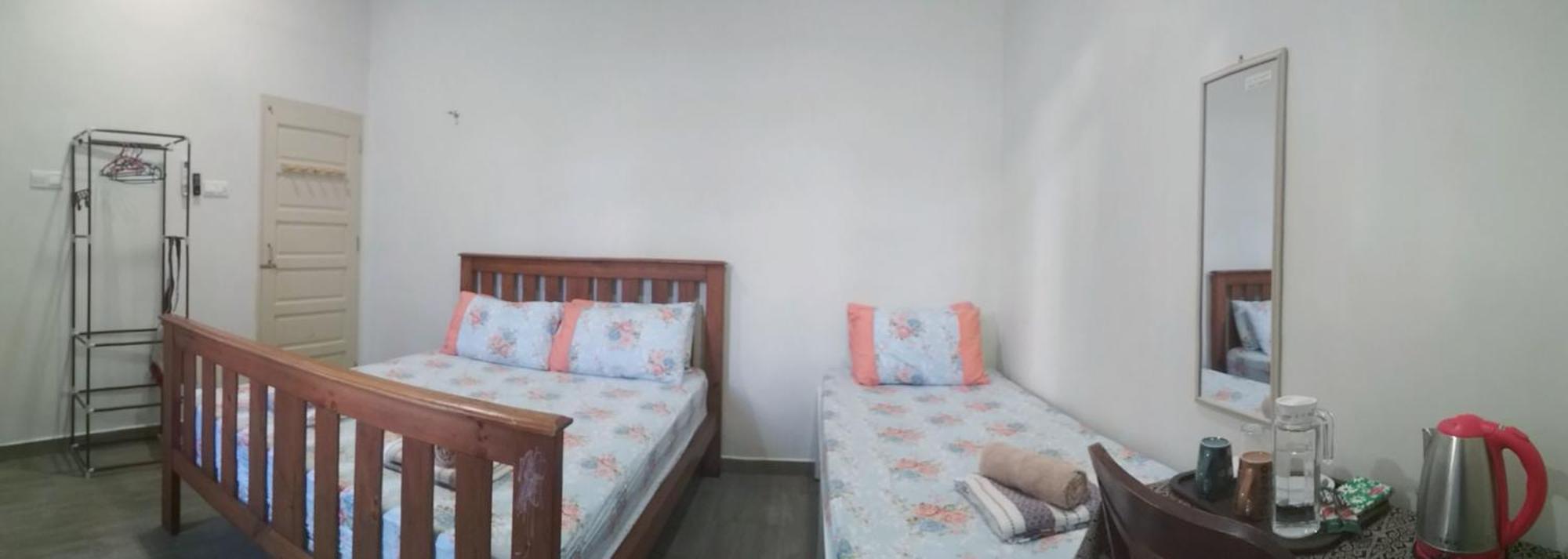 Kc Beachfront Marang Rom bilde